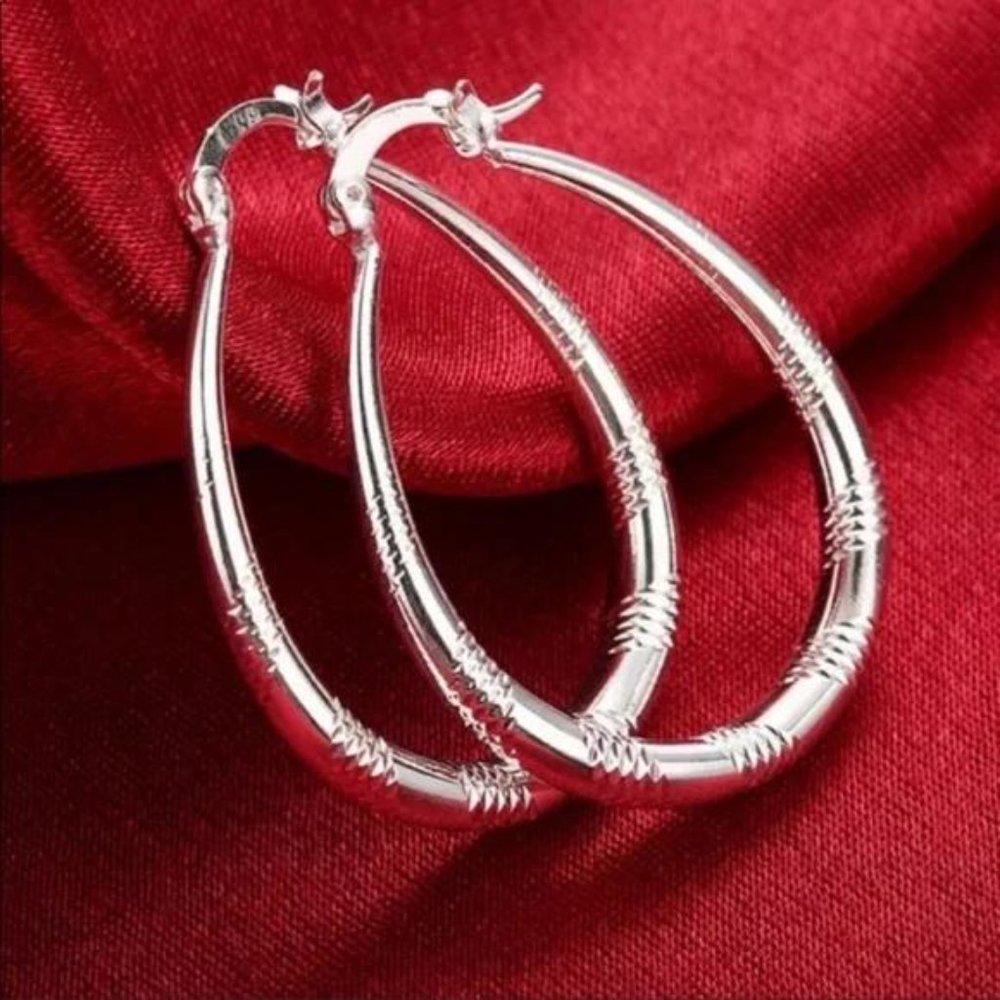 NEW 925 STERLING SILVER HOOP EARRINGS, NICE EARRINGS, CUTE EARRINGS. - Picture 2 of 6